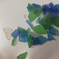 Morceau de verre poli bleu vert